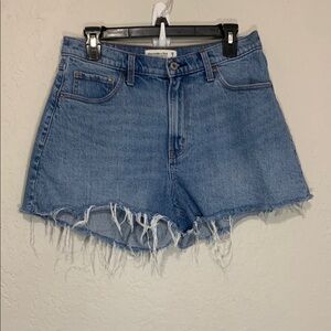 Abercrombie & Fitch “The 90s Relaxed Cutoff Short High Rise” W29. Curve Love